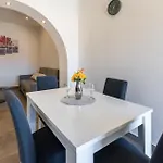 1 Bedroom Stunning In * 플로체